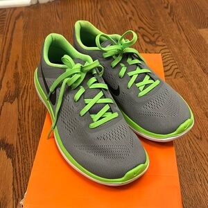 NIB Nike Free 2016 RN GS Big Boys Kids Size 7 M Youth Grey Green